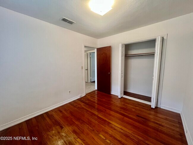 Building Photo - 3340 Sunnybrook Ave N