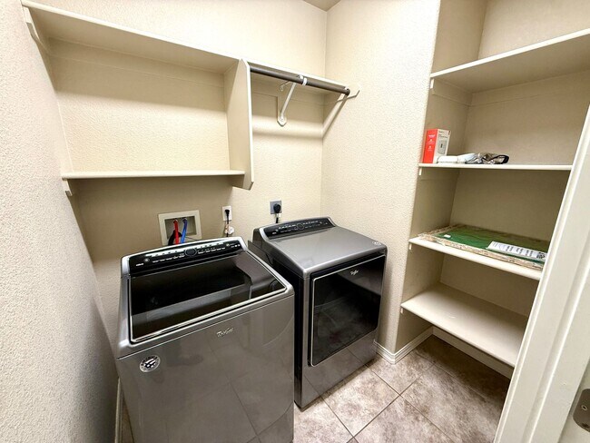 Building Photo - Beautiful 3 Bedroom with 3 Car Garage- Available Now!