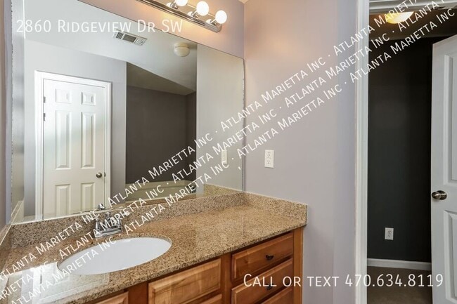 Building Photo - 2860 Ridgeview Dr