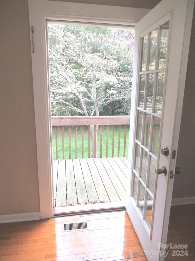 Building Photo - 421 Jennings St