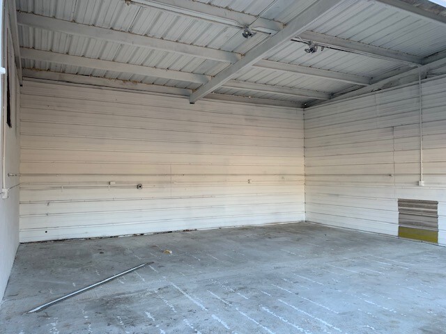 Garage bay storage rentals - 100 Strickland Dr