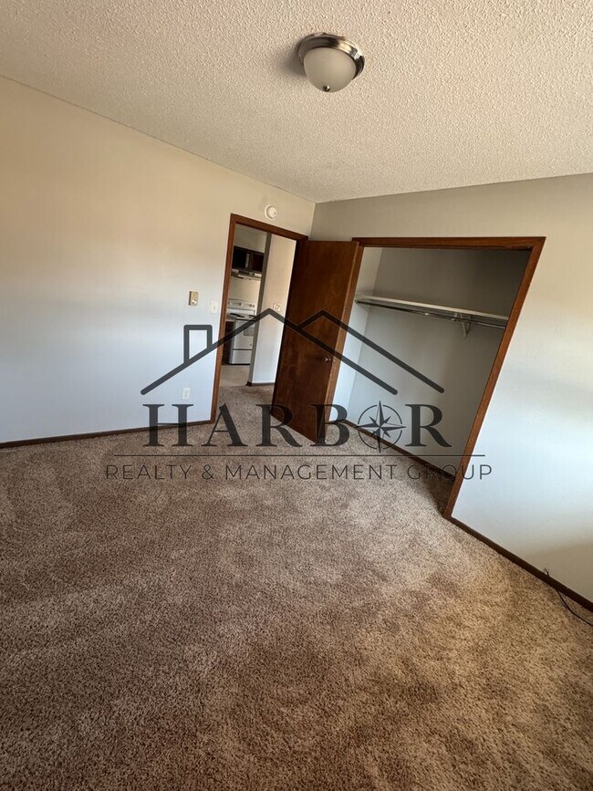 Building Photo - 1 Bedroom 1 Bath - SPECIAL: Lower rent for a 6 month lease.