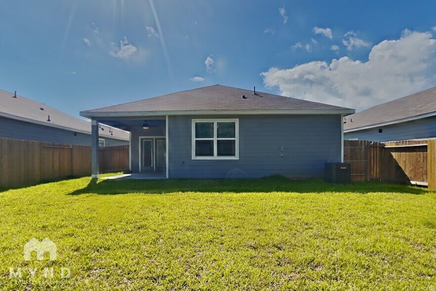 Building Photo - 15475 Maple Ter Dr