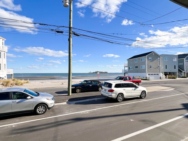 Building Photo - 712 E Broadway