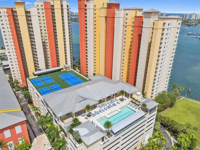 Building Photo - 2650 Lake Shore Dr