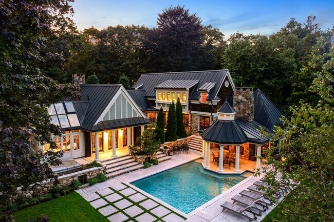 Primary Photo - 100 Summer St