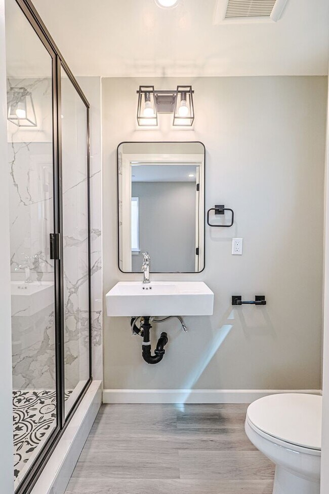 Building Photo - Newly built 4 bed/4 bath townhome in a 6-u...