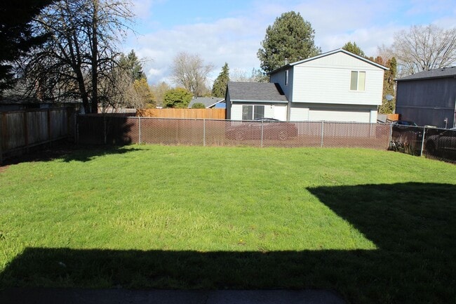 Building Photo - 4 BR, 2 1/2 BA home with fenced yard.