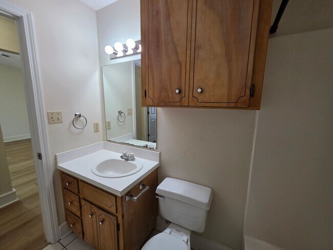 Building Photo - 916 Rentz Ave