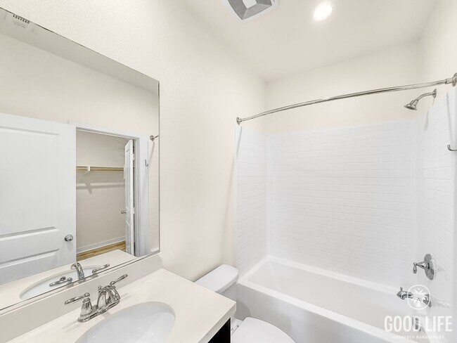 Building Photo - Great 4B/4BA Home Available for Lease in O...