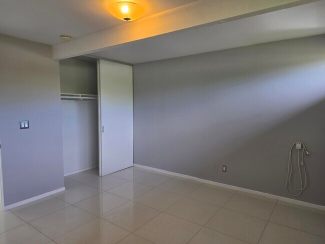 Building Photo - 723 E Louise Dr