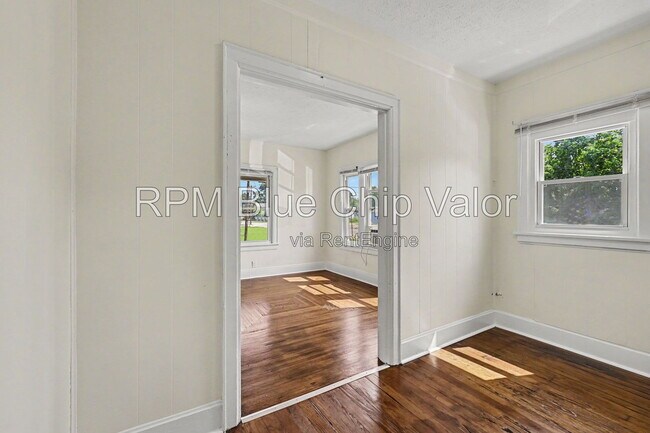 Building Photo - 1832 Woodlawn Ave