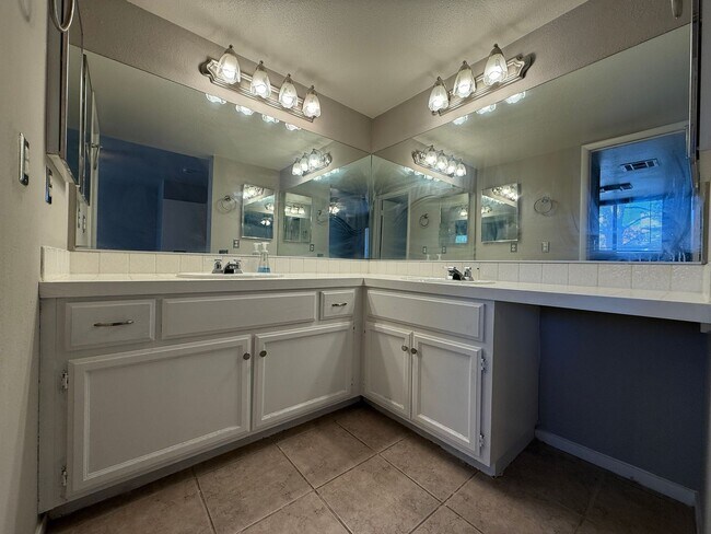 Building Photo - Townhome for Rent