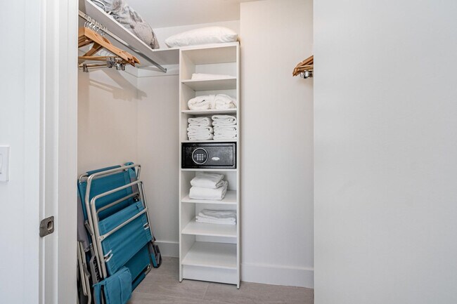 Building Photo - 2721 Hallandale Beach Blvd