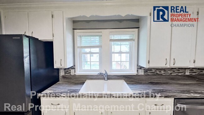 Building Photo - Charming 3 BD/2 BA Home Just 2 Miles from Camp Lejeune Main Gate