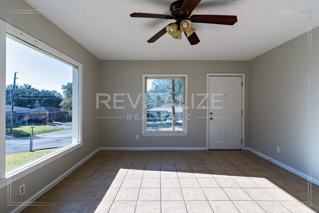 Building Photo - **Reduced Price** Adorable 3 Bedroom/1 Bat...