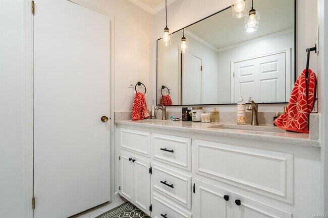 Building Photo - 2925 Fernway Dr