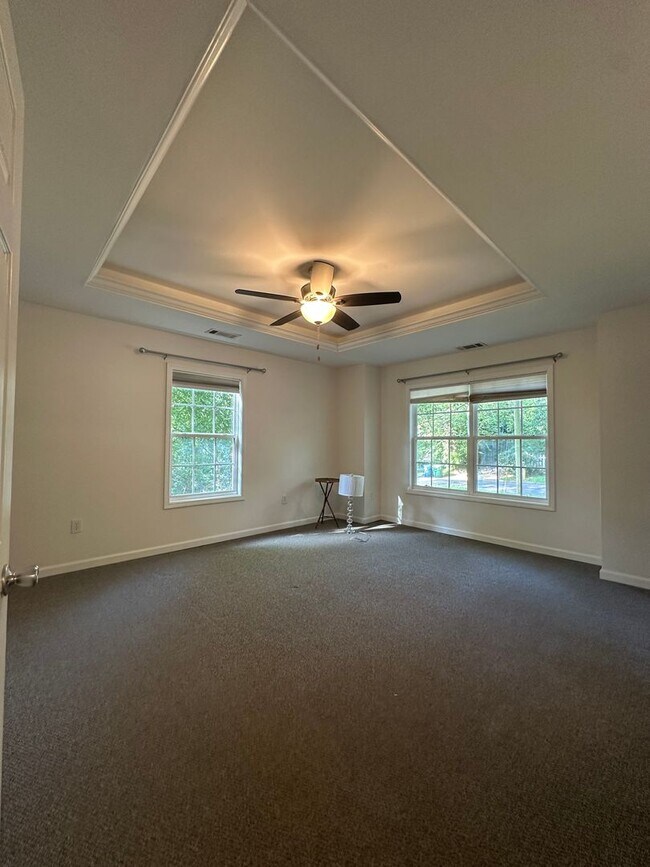 Building Photo - 250 Hodgson Dr