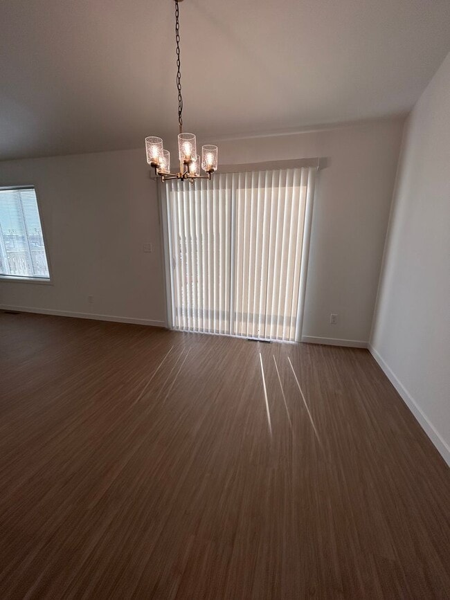 Building Photo - 3 Bed 3 Bath TownHome