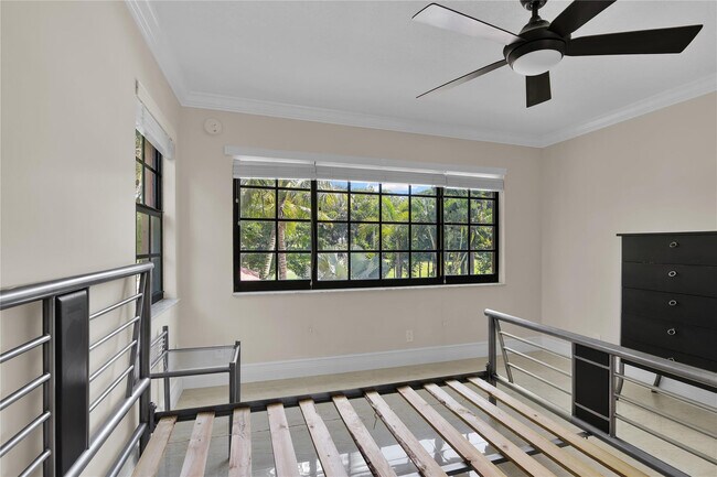 Building Photo - 250 E Royal Palm Rd