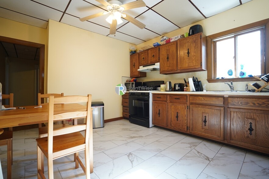 Building Photo - 52 Pearson Rd