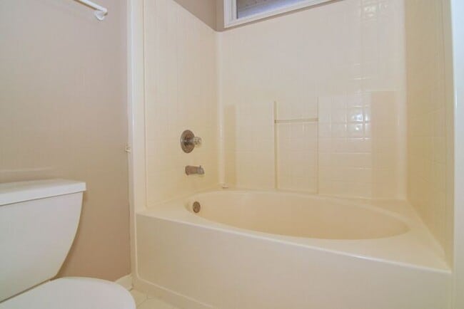 Building Photo - 3 Bedroom Townhome in Greenwood