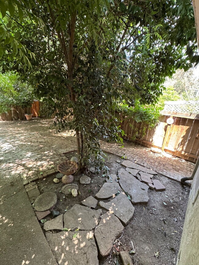 Building Photo - Beautifully Updated 2 Bedroom Home Near Freeway Access