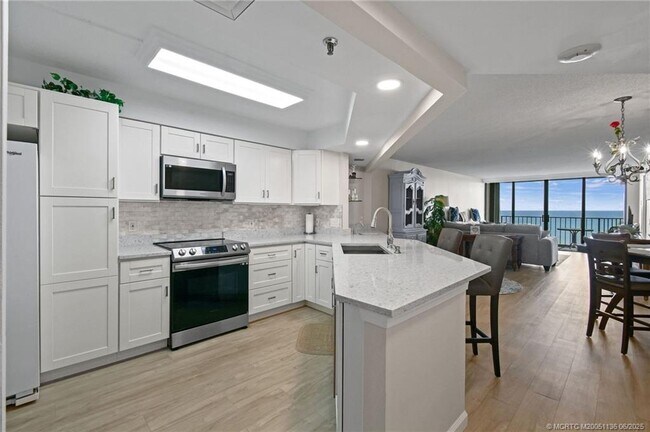 Building Photo - 9650 S Ocean Dr