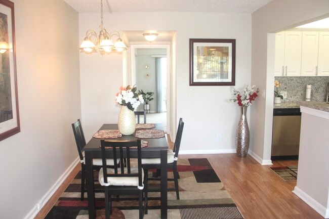 Building Photo - 454 Fanshaw K