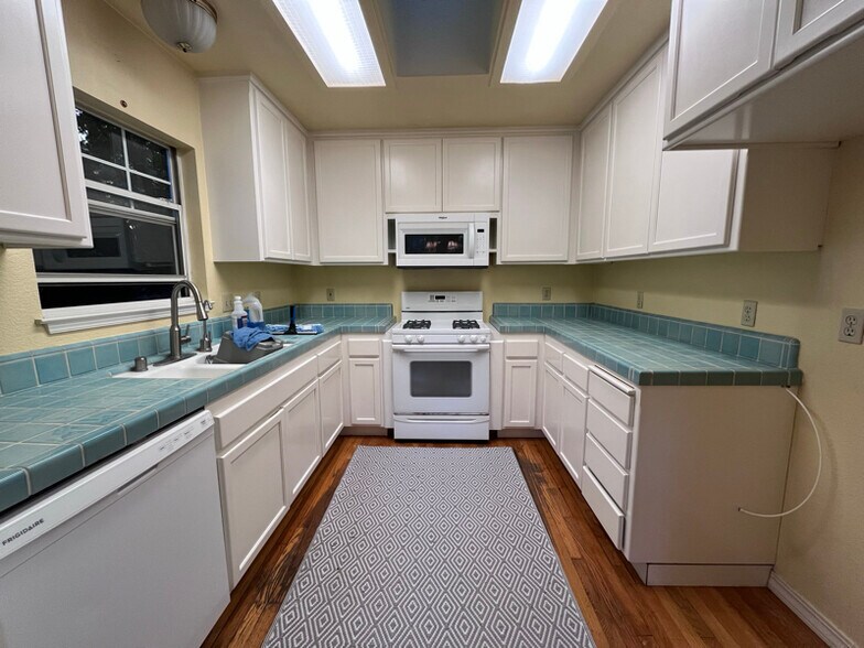 Building Photo - 14959 Drake Rd