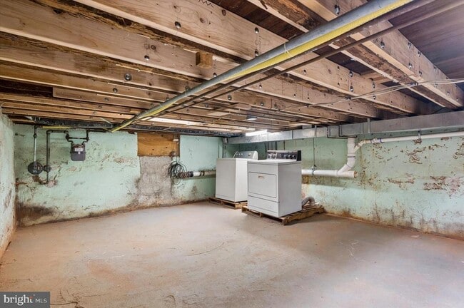 Building Photo - 431 Iroquois St