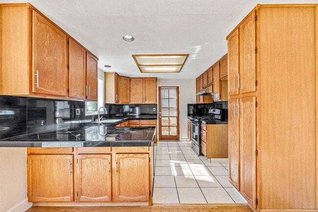 Building Photo - Charming 3-Bedroom, 2-Bathroom Home in Prime North Huntington Beach Location