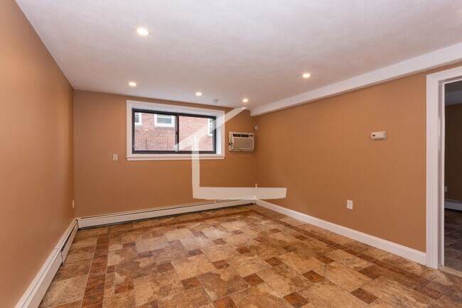Building Photo - Nicely renovated pet friendly unit for 9/1.