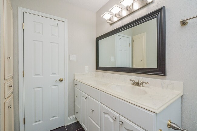 Building Photo - 13859 Hollowgreen Dr