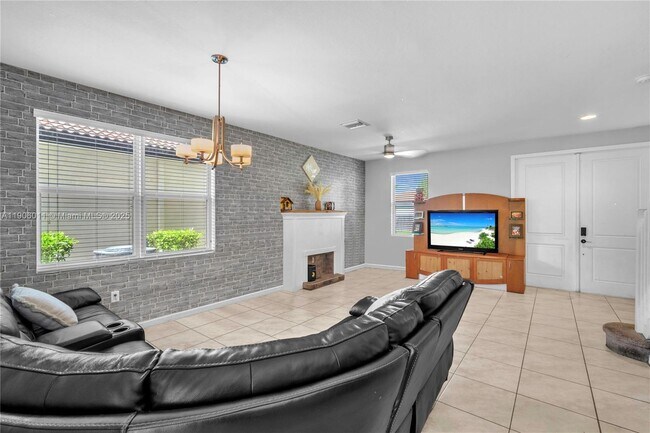 Building Photo - 2190 SE 2nd St