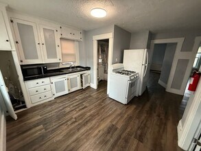 Building Photo - Third floor, 2 bed/1 bath, West Manchester $1700