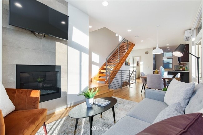 Building Photo - Modern 4-Bedroom Townhome in the Heart of ...