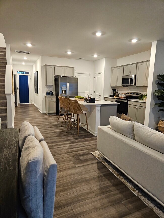 Building Photo - 868 Pilot St