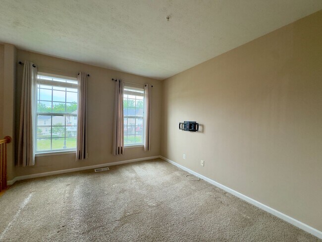 Building Photo - 618 Snowberry Way