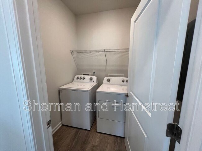 Building Photo - 2026 Lotus Dr