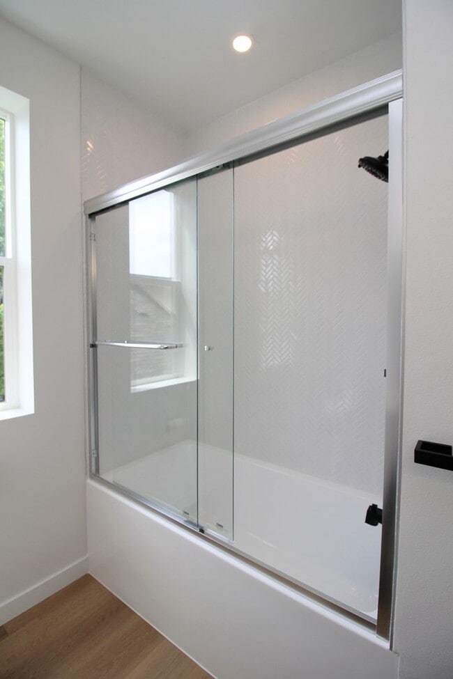 Building Photo - 2516 NE Flanders St