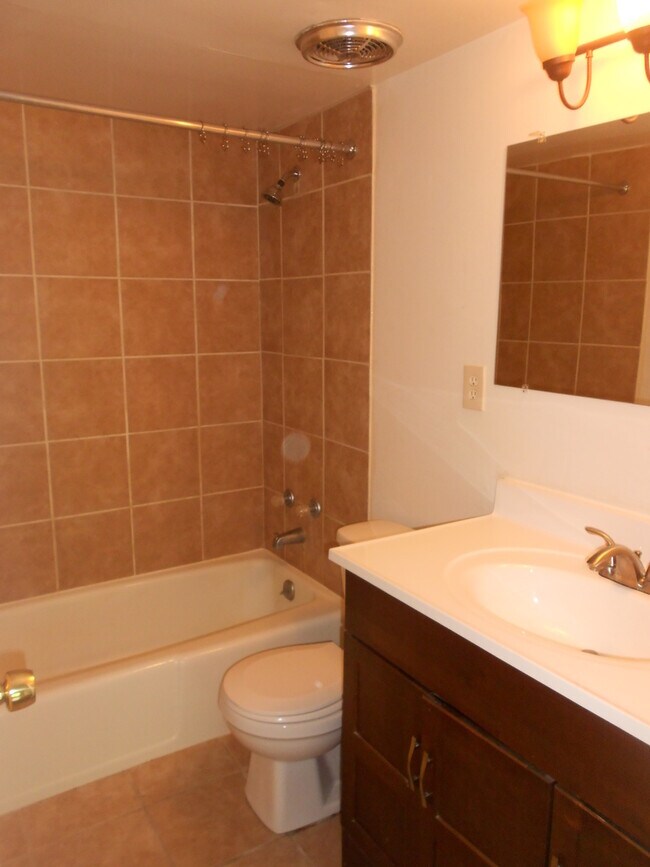 Building Photo - August 2026/2027 Loyola off-campus  2bd/2ba Homeland Southway Condo w/ CAC & more! - Available 8/9