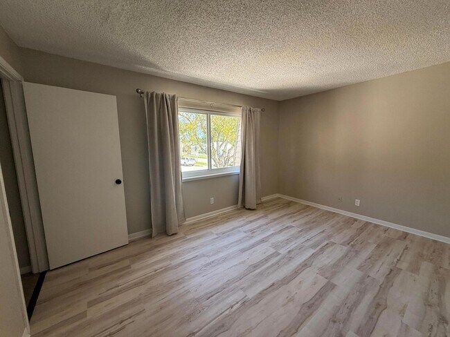 Building Photo - 717 W Ocean Ave