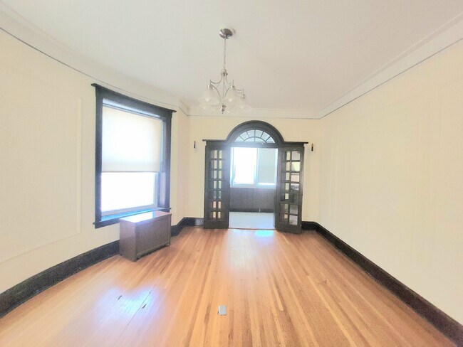 Building Photo - 6320 N Lakewood Ave