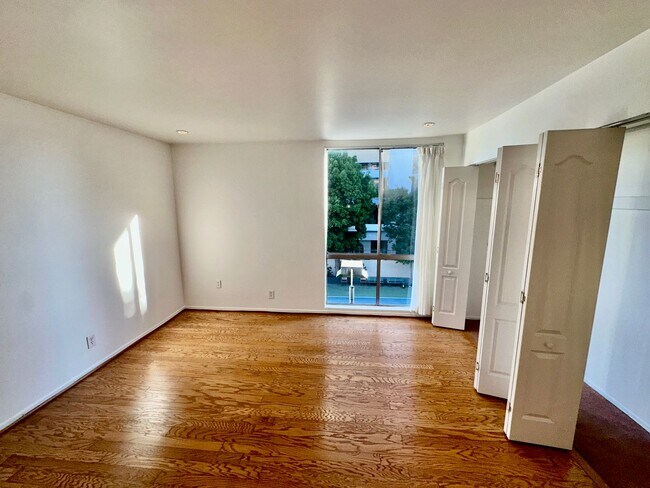 Building Photo - 1134 Alta Loma Rd