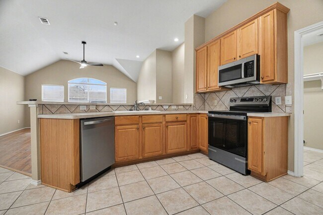 Building Photo - Welcome home to this spacious 3-bedroom, 2-bathroom property offering 2,000 square feet of comfor...