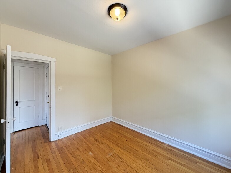 Building Photo - 934 W Cornelia Ave