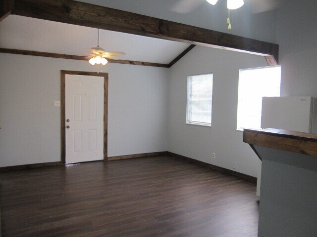 Building Photo - 1210 N Oak St