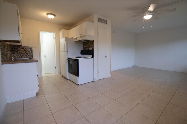 Building Photo - 400 SW 7th Ave