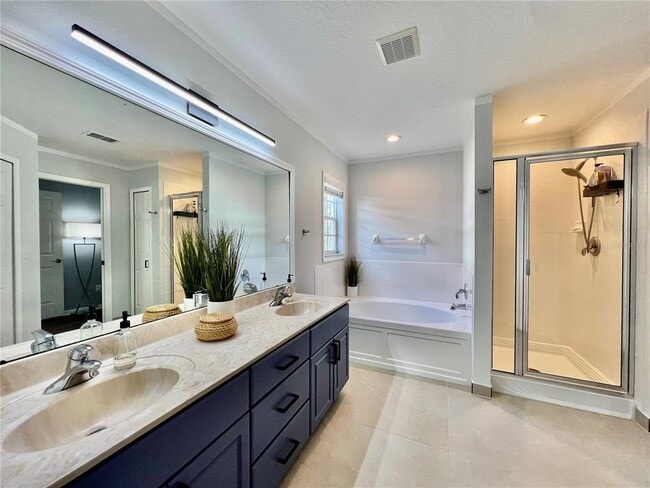 Building Photo - 16112 Loneoak View Dr